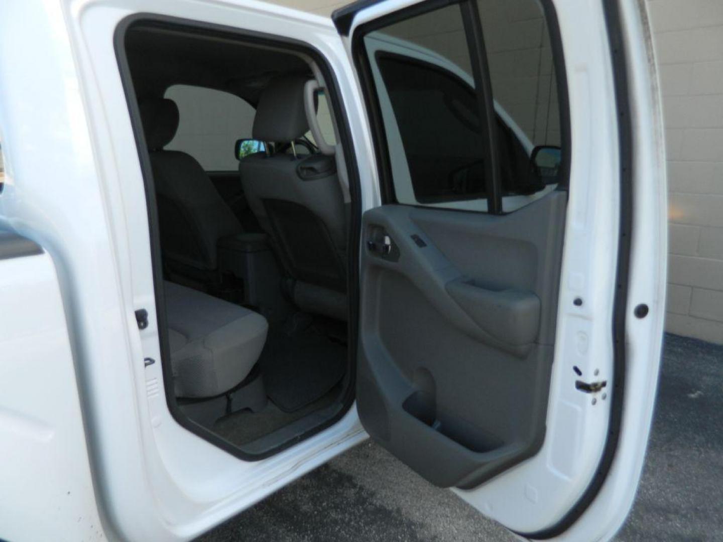 2010 WHITE NISSAN FRONTIER CREW CAB SE (1N6AD0ER5AC) with an 4.0L engine, Automatic transmission, located at 12019 San Pedro Avenue, San Antonio, TX, 78216, (208) 269-7240, 29.550915, -98.491142 - Cruise Control; Tilt Wheel; Dual Front Airbags; Side Airbags; Head Airbags; Rear Head Airbags; Active Seatbelts; Cloth Seats; Crew Cab; Regular Bed; Bed Liner; Tow Hitch; - Photo#23