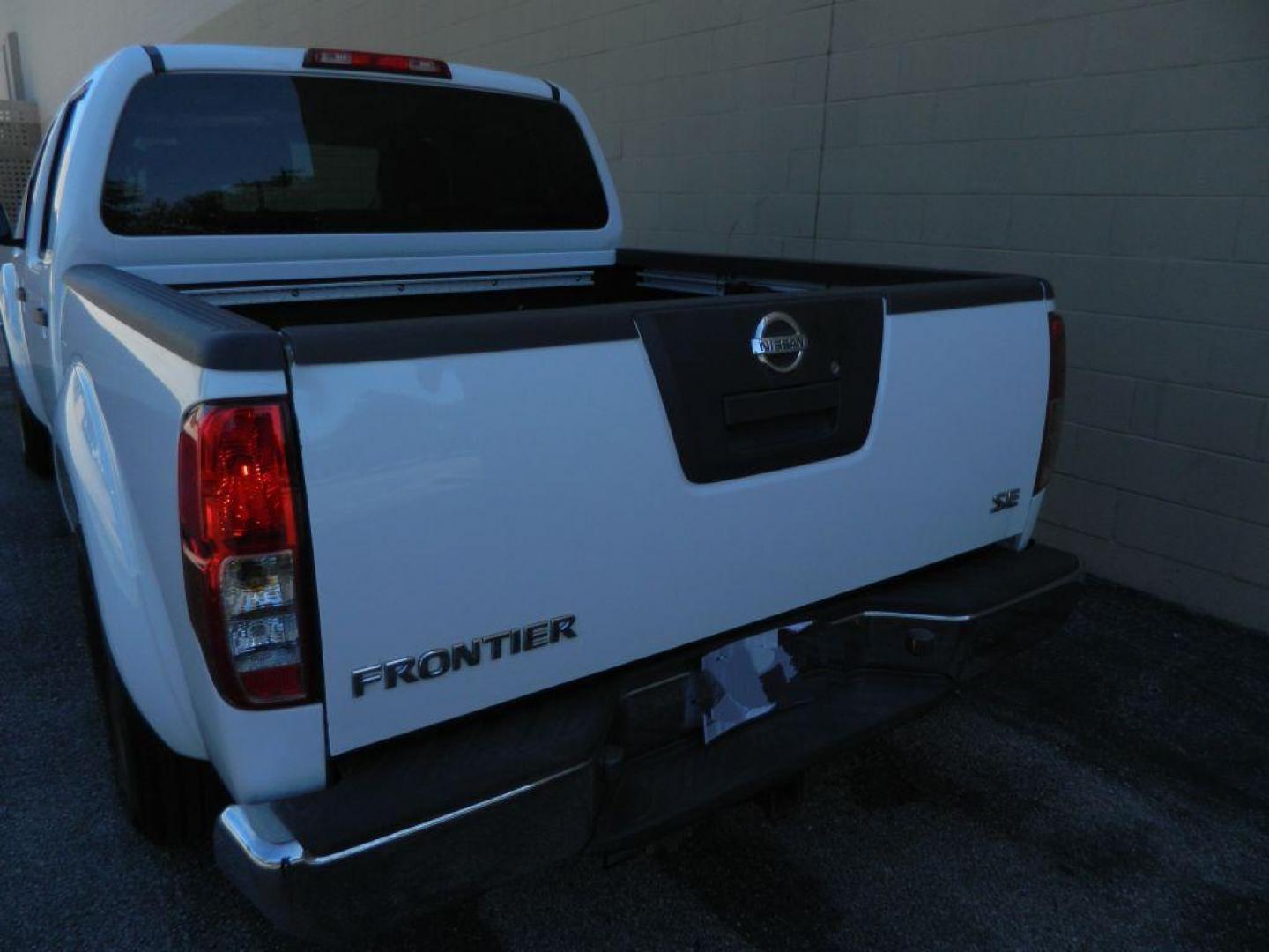 2010 WHITE NISSAN FRONTIER CREW CAB SE (1N6AD0ER5AC) with an 4.0L engine, Automatic transmission, located at 12019 San Pedro Avenue, San Antonio, TX, 78216, (208) 269-7240, 29.550915, -98.491142 - Cruise Control; Tilt Wheel; Dual Front Airbags; Side Airbags; Head Airbags; Rear Head Airbags; Active Seatbelts; Cloth Seats; Crew Cab; Regular Bed; Bed Liner; Tow Hitch; - Photo#3