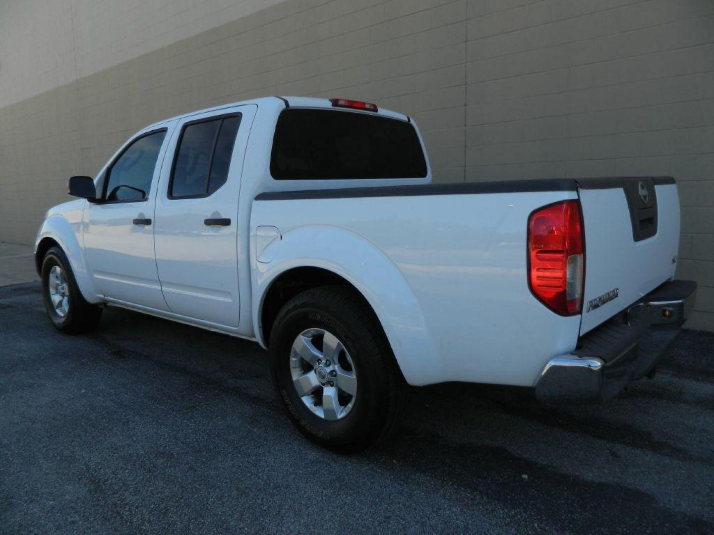 2010 WHITE NISSAN FRONTIER CREW CAB SE (1N6AD0ER5AC) with an 4.0L engine, Automatic transmission, located at 12019 San Pedro Avenue, San Antonio, TX, 78216, (208) 269-7240, 29.550915, -98.491142 - Cruise Control; Tilt Wheel; Dual Front Airbags; Side Airbags; Head Airbags; Rear Head Airbags; Active Seatbelts; Cloth Seats; Crew Cab; Regular Bed; Bed Liner; Tow Hitch; - Photo#4