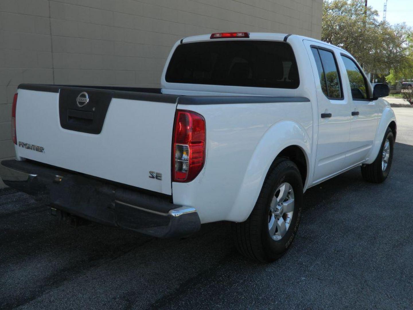 2010 WHITE NISSAN FRONTIER CREW CAB SE (1N6AD0ER5AC) with an 4.0L engine, Automatic transmission, located at 12019 San Pedro Avenue, San Antonio, TX, 78216, (208) 269-7240, 29.550915, -98.491142 - Cruise Control; Tilt Wheel; Dual Front Airbags; Side Airbags; Head Airbags; Rear Head Airbags; Active Seatbelts; Cloth Seats; Crew Cab; Regular Bed; Bed Liner; Tow Hitch; - Photo#5