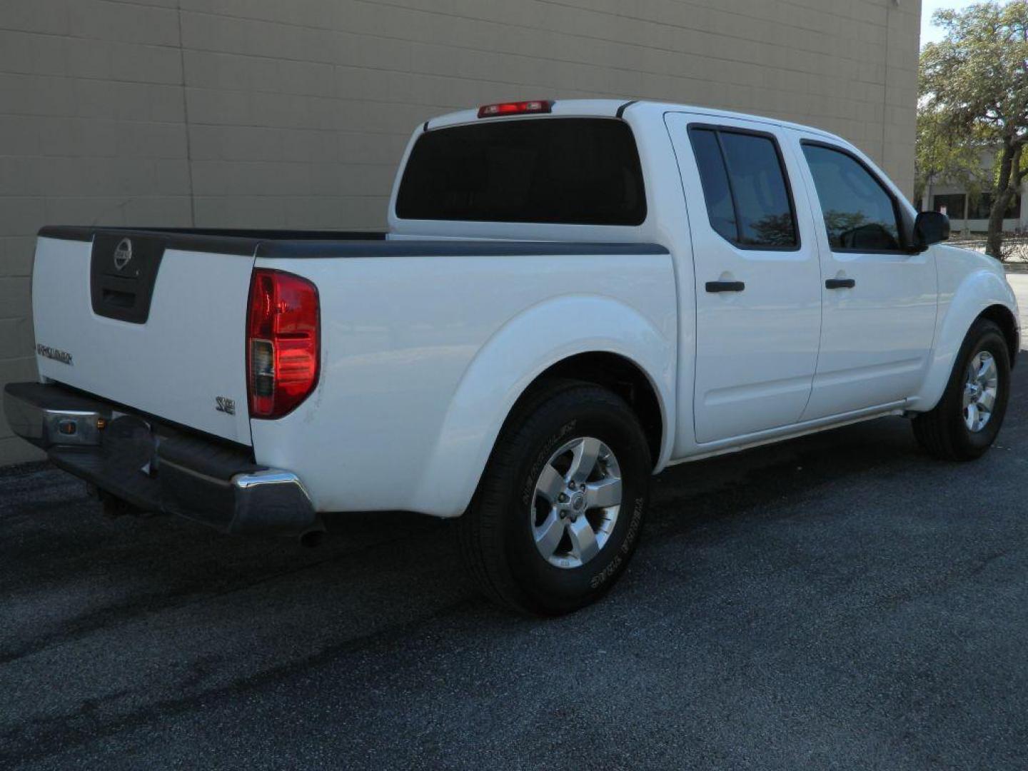 2010 WHITE NISSAN FRONTIER CREW CAB SE (1N6AD0ER5AC) with an 4.0L engine, Automatic transmission, located at 12019 San Pedro Avenue, San Antonio, TX, 78216, (208) 269-7240, 29.550915, -98.491142 - Cruise Control; Tilt Wheel; Dual Front Airbags; Side Airbags; Head Airbags; Rear Head Airbags; Active Seatbelts; Cloth Seats; Crew Cab; Regular Bed; Bed Liner; Tow Hitch; - Photo#6