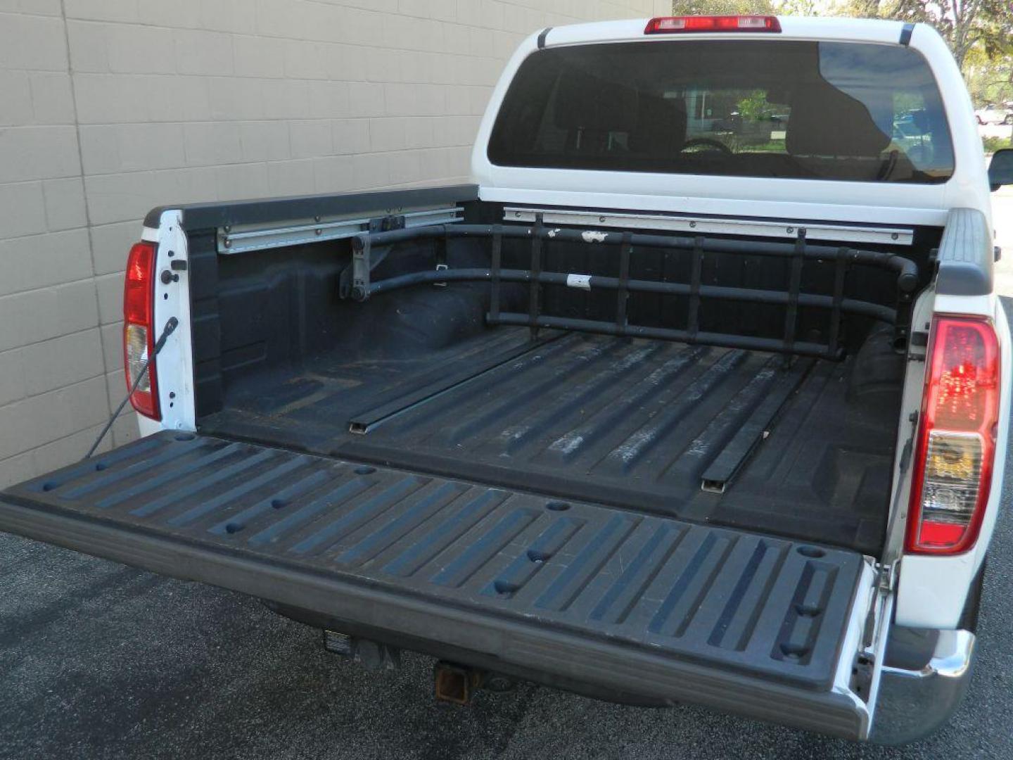 2010 WHITE NISSAN FRONTIER CREW CAB SE (1N6AD0ER5AC) with an 4.0L engine, Automatic transmission, located at 12019 San Pedro Avenue, San Antonio, TX, 78216, (208) 269-7240, 29.550915, -98.491142 - Cruise Control; Tilt Wheel; Dual Front Airbags; Side Airbags; Head Airbags; Rear Head Airbags; Active Seatbelts; Cloth Seats; Crew Cab; Regular Bed; Bed Liner; Tow Hitch; - Photo#7