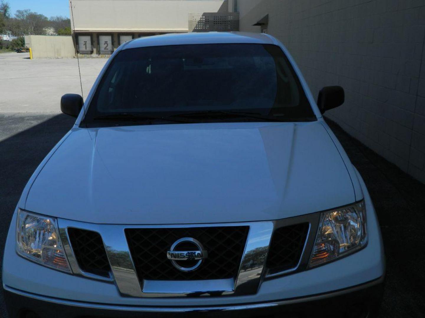 2010 WHITE NISSAN FRONTIER CREW CAB SE (1N6AD0ER5AC) with an 4.0L engine, Automatic transmission, located at 12019 San Pedro Avenue, San Antonio, TX, 78216, (208) 269-7240, 29.550915, -98.491142 - Cruise Control; Tilt Wheel; Dual Front Airbags; Side Airbags; Head Airbags; Rear Head Airbags; Active Seatbelts; Cloth Seats; Crew Cab; Regular Bed; Bed Liner; Tow Hitch; - Photo#9