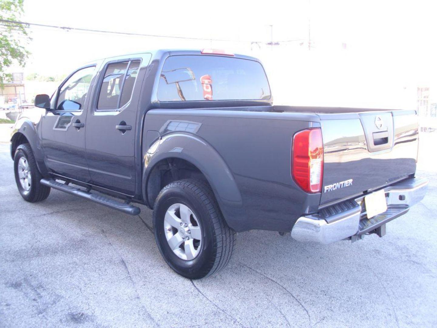 2010 GRAY NISSAN FRONTIER CREW CAB SE (1N6AD0ER8AC) with an 4.0L engine, Automatic transmission, located at 12019 San Pedro Avenue, San Antonio, TX, 78216, (210) 494-5895, 29.550915, -98.491142 - Photo#4