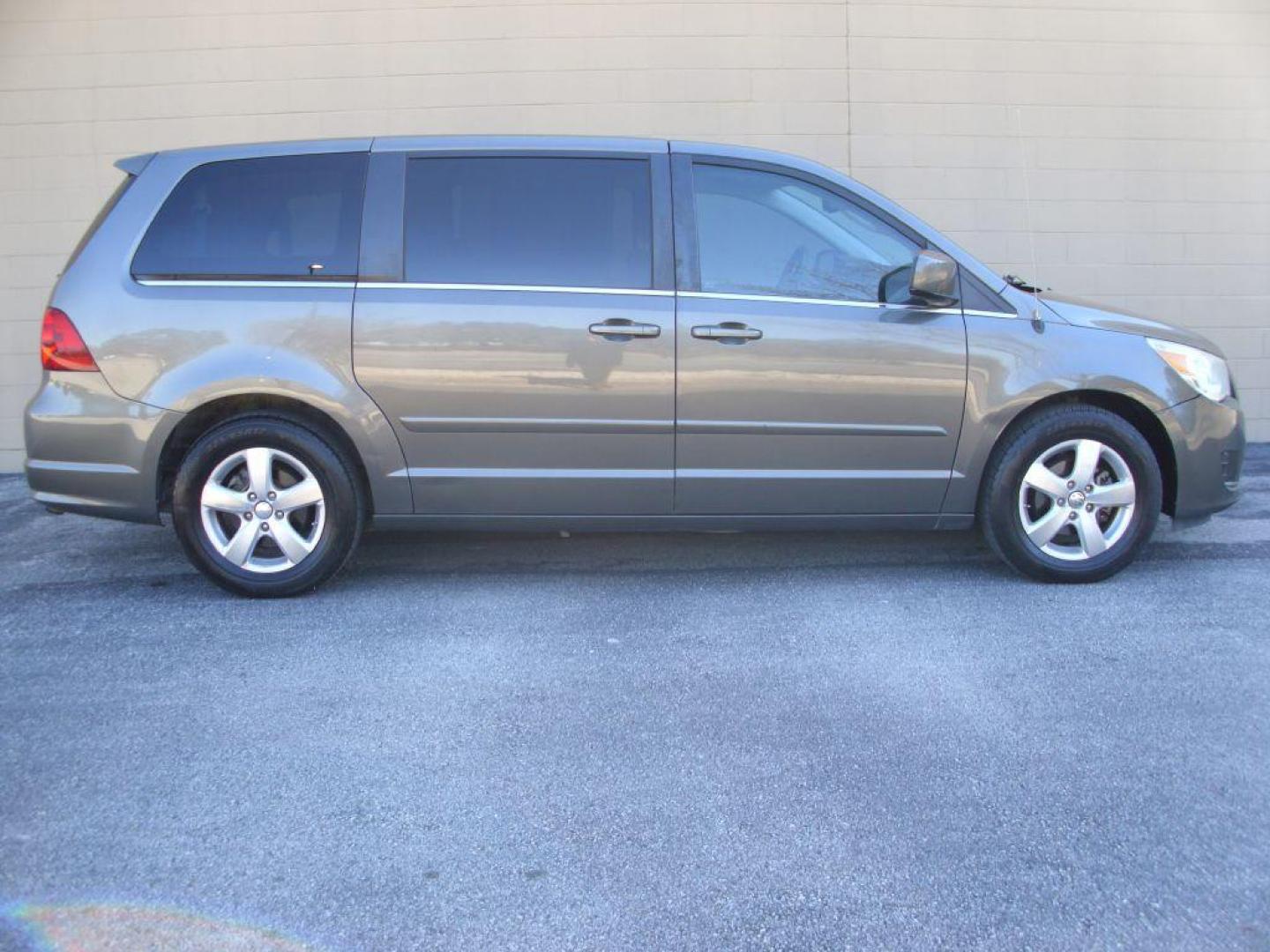 2010 GRAY VOLKSWAGEN ROUTAN SE (2V4RW3D18AR) with an 3.8L engine, Automatic transmission, located at 12019 San Pedro Avenue, San Antonio, TX, 78216, (210) 494-5895, 29.550915, -98.491142 - We provide financing options through various third-party Credit Unions and Auto Finance Companies, including RBFCU, USAA, SSFCU, Pen Fed, Navy Fed, Credit Human Credit Union of Texas, and most other credit unions. We also work with major banks such as Capital One and Broadway Bank. Payment methods a - Photo#0