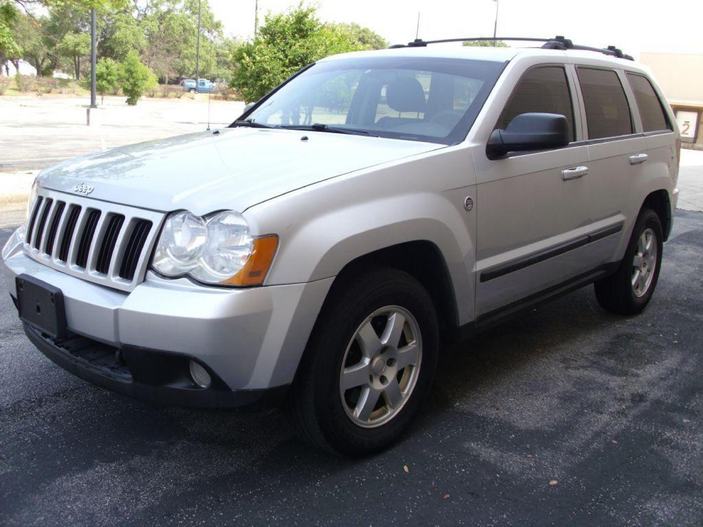 2009 SILVER JEEP GRAND CHEROKEE LAREDO (1J8HR48P69C) with an 4.7L engine, Automatic transmission, located at 12019 San Pedro Avenue, San Antonio, TX, 78216, (210) 494-5895, 29.550915, -98.491142 - We provide financing options through various third-party Credit Unions and Auto Finance Companies, including RBFCU, USAA, SSFCU, Pen Fed, Navy Fed, Credit Human Credit Union of Texas, and most other credit unions. We also work with major banks such as Capital One and Broadway Bank. Payment methods a - Photo#1