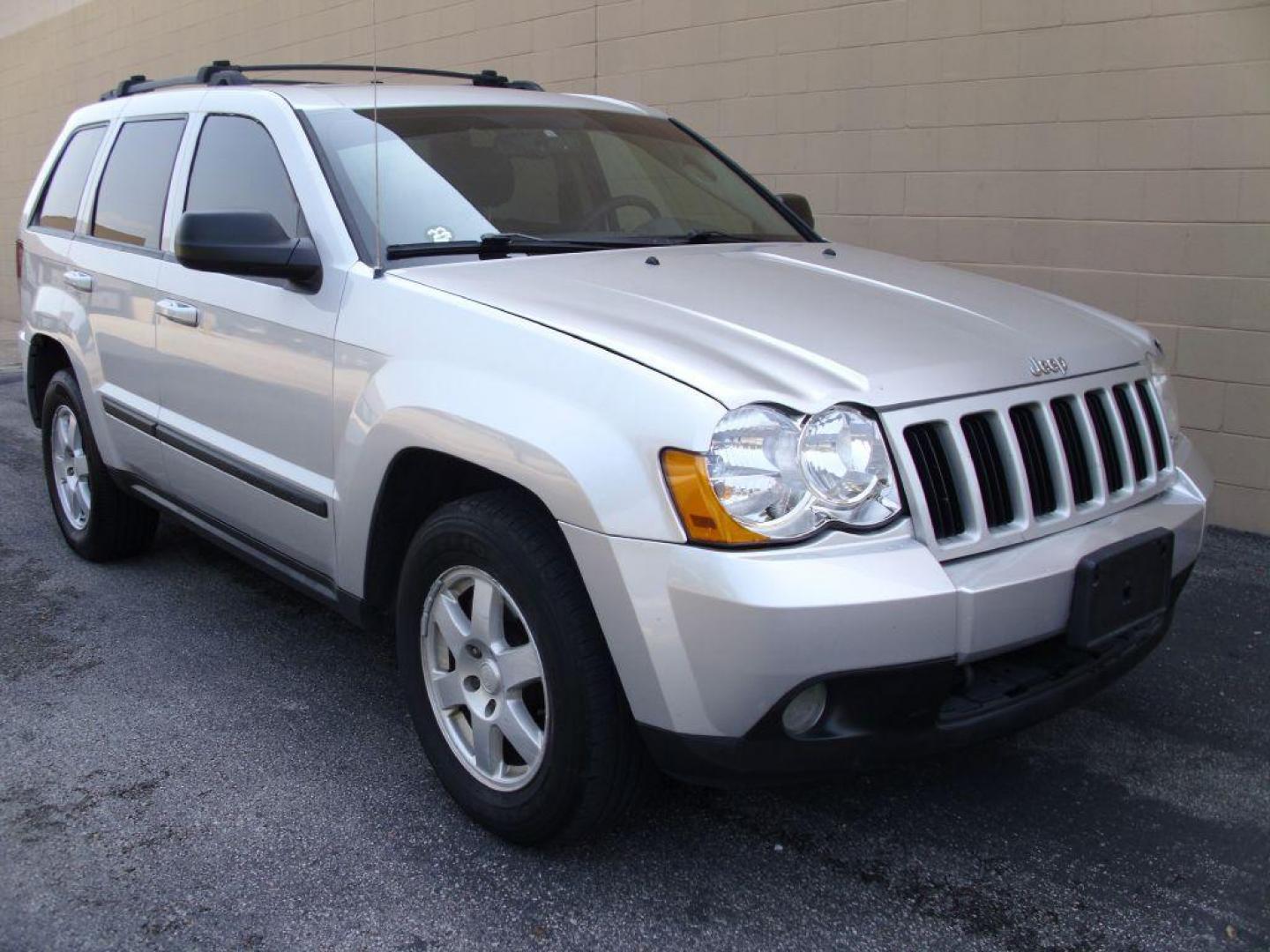 2009 SILVER JEEP GRAND CHEROKEE LAREDO (1J8HR48P69C) with an 4.7L engine, Automatic transmission, located at 12019 San Pedro Avenue, San Antonio, TX, 78216, (210) 494-5895, 29.550915, -98.491142 - We provide financing options through various third-party Credit Unions and Auto Finance Companies, including RBFCU, USAA, SSFCU, Pen Fed, Navy Fed, Credit Human Credit Union of Texas, and most other credit unions. We also work with major banks such as Capital One and Broadway Bank. Payment methods a - Photo#2