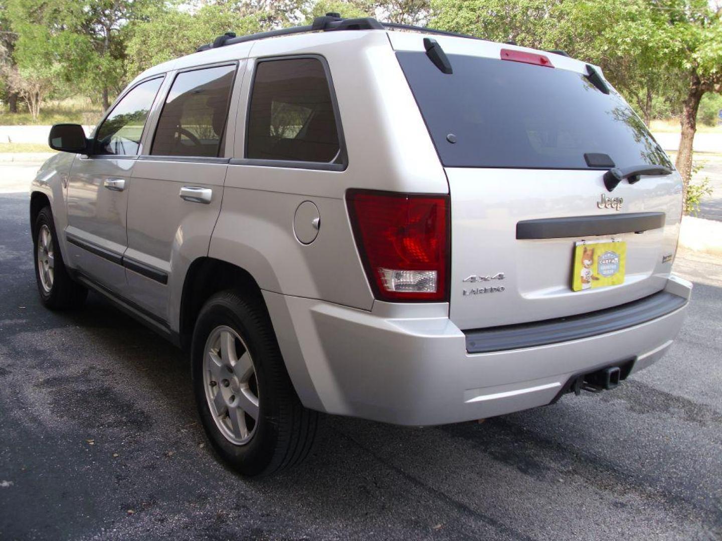 2009 SILVER JEEP GRAND CHEROKEE LAREDO (1J8HR48P69C) with an 4.7L engine, Automatic transmission, located at 12019 San Pedro Avenue, San Antonio, TX, 78216, (210) 494-5895, 29.550915, -98.491142 - We provide financing options through various third-party Credit Unions and Auto Finance Companies, including RBFCU, USAA, SSFCU, Pen Fed, Navy Fed, Credit Human Credit Union of Texas, and most other credit unions. We also work with major banks such as Capital One and Broadway Bank. Payment methods a - Photo#5