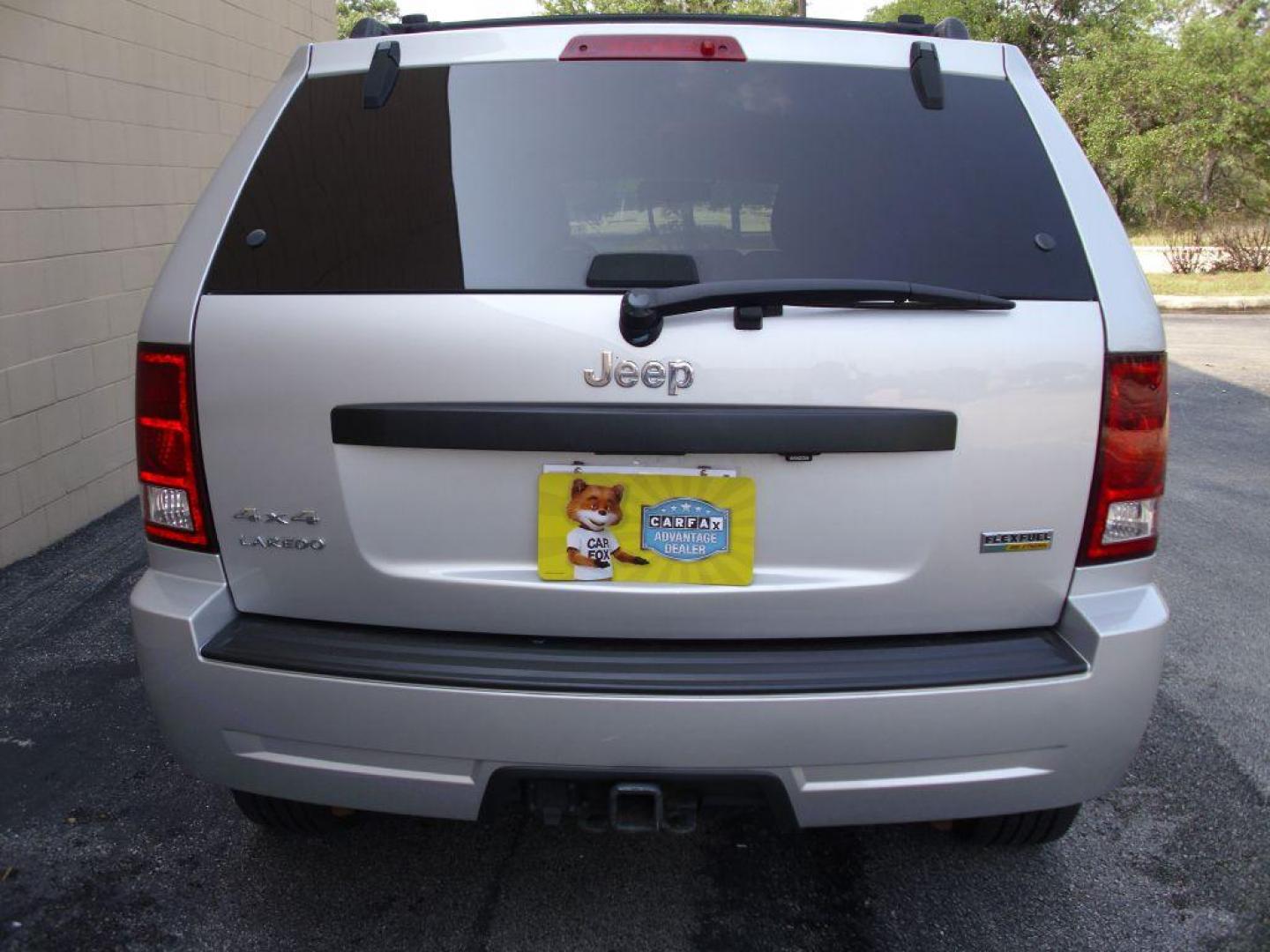 2009 SILVER JEEP GRAND CHEROKEE LAREDO (1J8HR48P69C) with an 4.7L engine, Automatic transmission, located at 12019 San Pedro Avenue, San Antonio, TX, 78216, (210) 494-5895, 29.550915, -98.491142 - We provide financing options through various third-party Credit Unions and Auto Finance Companies, including RBFCU, USAA, SSFCU, Pen Fed, Navy Fed, Credit Human Credit Union of Texas, and most other credit unions. We also work with major banks such as Capital One and Broadway Bank. Payment methods a - Photo#6