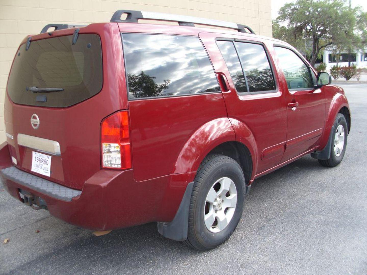 2006 RED NISSAN PATHFINDER LE ONE OWNER (5N1AR18U46C) with an 4.0L engine, Automatic transmission, located at 12019 San Pedro Avenue, San Antonio, TX, 78216, (210) 494-5895, 29.550915, -98.491142 - Photo#4