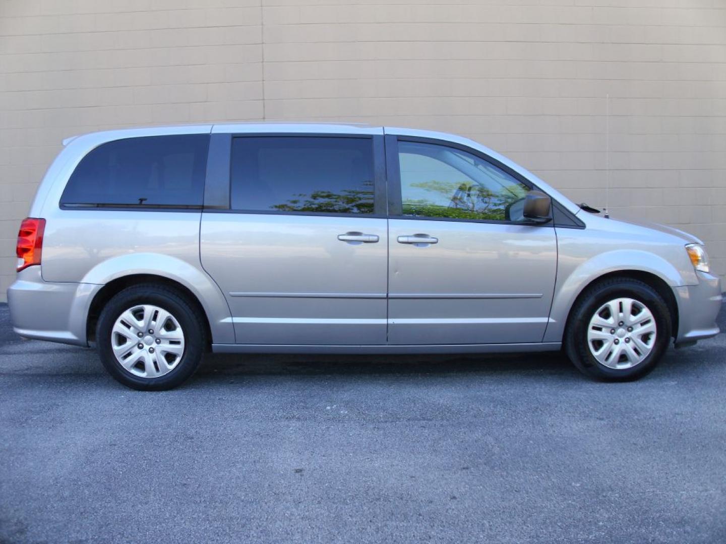 2016 SILVER DODGE GRAND CARAVAN SE SE (2C4RDGBG5GR) with an 3.6L engine, Automatic transmission, located at 2215 Harry Wurzbach Rd , San Antonio, TX, 78209, (208) 269-7240, 29.491415, -98.432098- Photo#0