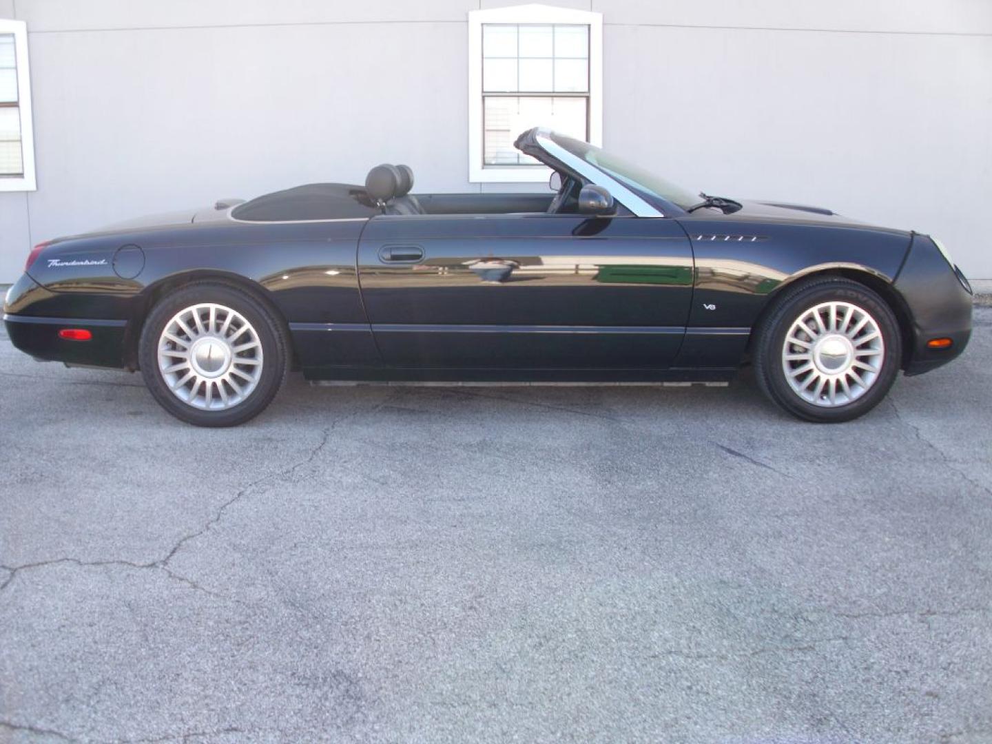 2004 BLACK FORD THUNDERBIRD (1FAHP60A84Y) with an 3.9L engine, Automatic transmission, located at 2215 Harry Wurzbach Rd , San Antonio, TX, 78209, (208) 269-7240, 29.491415, -98.432098- Photo#1