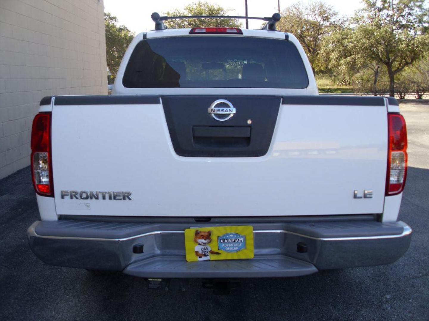 2010 WHITE NISSAN FRONTIER CREW CAB SE (1N6AD0ER6AC) with an 4.0L engine, Automatic transmission, located at 12019 San Pedro Avenue, San Antonio, TX, 78216, (210) 494-5895, 29.550915, -98.491142 - We provide financing options through various third-party Credit Unions and Auto Finance Companies, including RBFCU, USAA, SSFCU, Pen Fed, Navy Fed, Credit Human Credit Union of Texas, and most other credit unions. We also work with major banks such as Capital One and Broadway Bank. Payment methods a - Photo#4