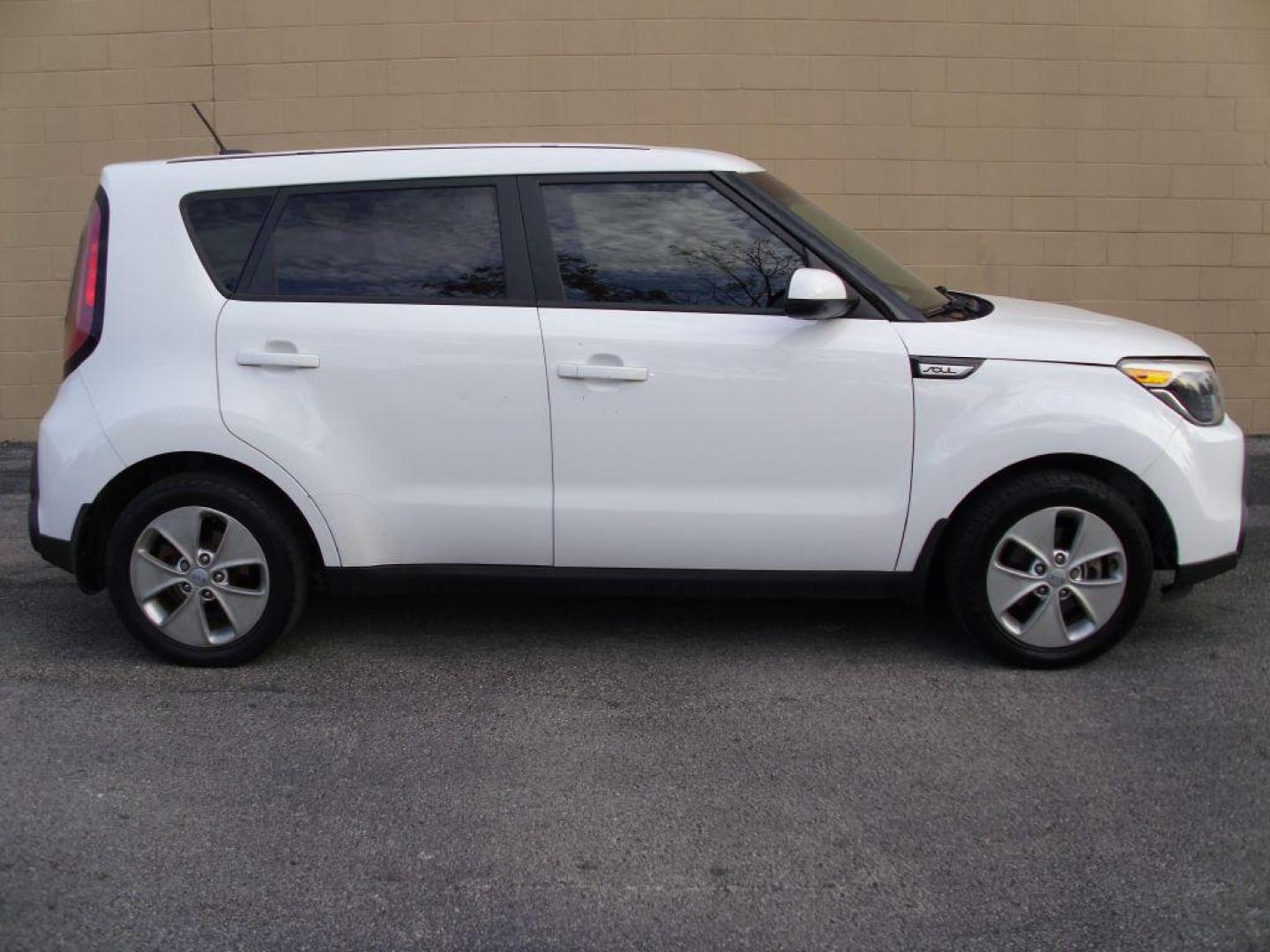 2015 WHITE KIA SOUL Wagon (KNDJN2A21F7) with an 1.6L engine, Automatic transmission, located at 12019 San Pedro Avenue, San Antonio, TX, 78216, (210) 494-5895, 29.550915, -98.491142 - We provide financing options through various third-party Credit Unions and Auto Finance Companies, including RBFCU, USAA, SSFCU, Pen Fed, Navy Fed, Credit Human Credit Union of Texas, and most other credit unions. We also work with major banks such as Capital One and Broadway Bank. Payment methods a - Photo#0