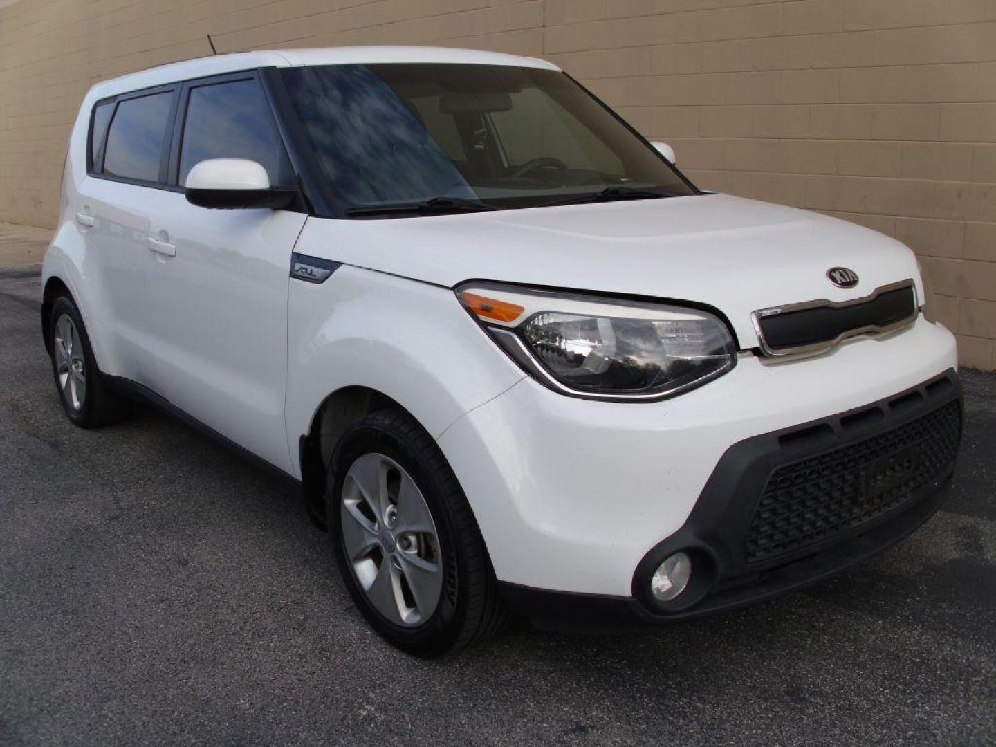 2015 WHITE KIA SOUL Wagon (KNDJN2A21F7) with an 1.6L engine, Automatic transmission, located at 12019 San Pedro Avenue, San Antonio, TX, 78216, (210) 494-5895, 29.550915, -98.491142 - We provide financing options through various third-party Credit Unions and Auto Finance Companies, including RBFCU, USAA, SSFCU, Pen Fed, Navy Fed, Credit Human Credit Union of Texas, and most other credit unions. We also work with major banks such as Capital One and Broadway Bank. Payment methods a - Photo#2