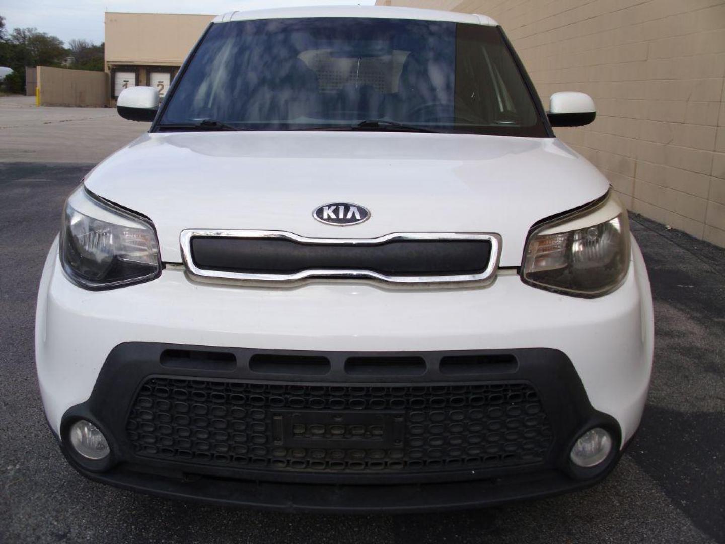 2015 WHITE KIA SOUL Wagon (KNDJN2A21F7) with an 1.6L engine, Automatic transmission, located at 12019 San Pedro Avenue, San Antonio, TX, 78216, (210) 494-5895, 29.550915, -98.491142 - We provide financing options through various third-party Credit Unions and Auto Finance Companies, including RBFCU, USAA, SSFCU, Pen Fed, Navy Fed, Credit Human Credit Union of Texas, and most other credit unions. We also work with major banks such as Capital One and Broadway Bank. Payment methods a - Photo#3