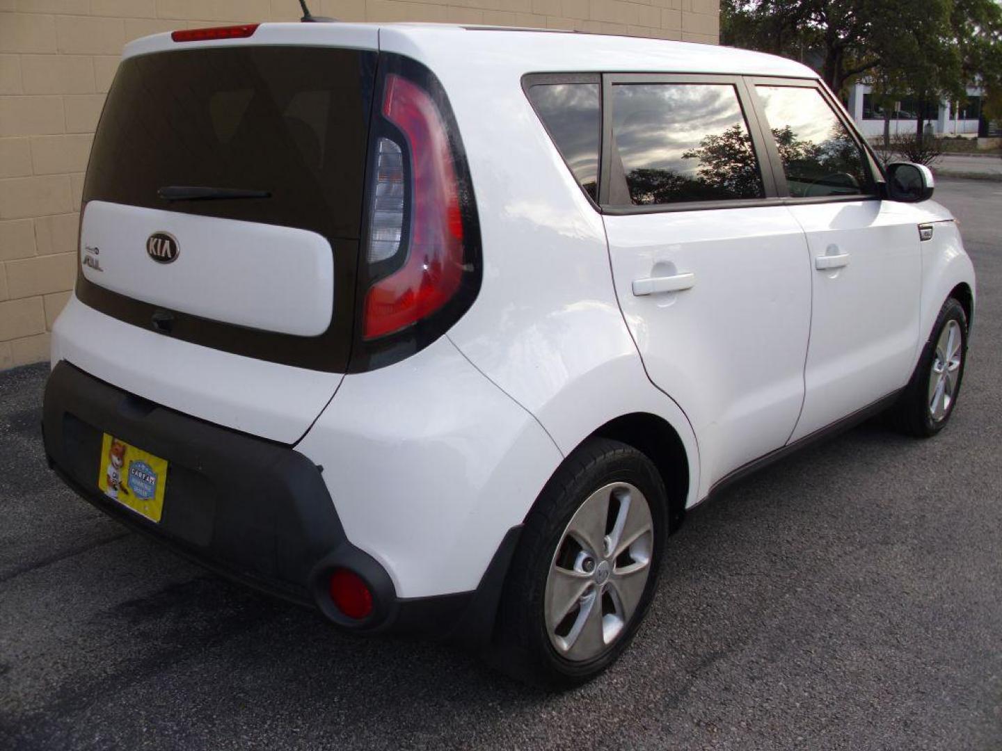 2015 WHITE KIA SOUL Wagon (KNDJN2A21F7) with an 1.6L engine, Automatic transmission, located at 12019 San Pedro Avenue, San Antonio, TX, 78216, (210) 494-5895, 29.550915, -98.491142 - We provide financing options through various third-party Credit Unions and Auto Finance Companies, including RBFCU, USAA, SSFCU, Pen Fed, Navy Fed, Credit Human Credit Union of Texas, and most other credit unions. We also work with major banks such as Capital One and Broadway Bank. Payment methods a - Photo#4