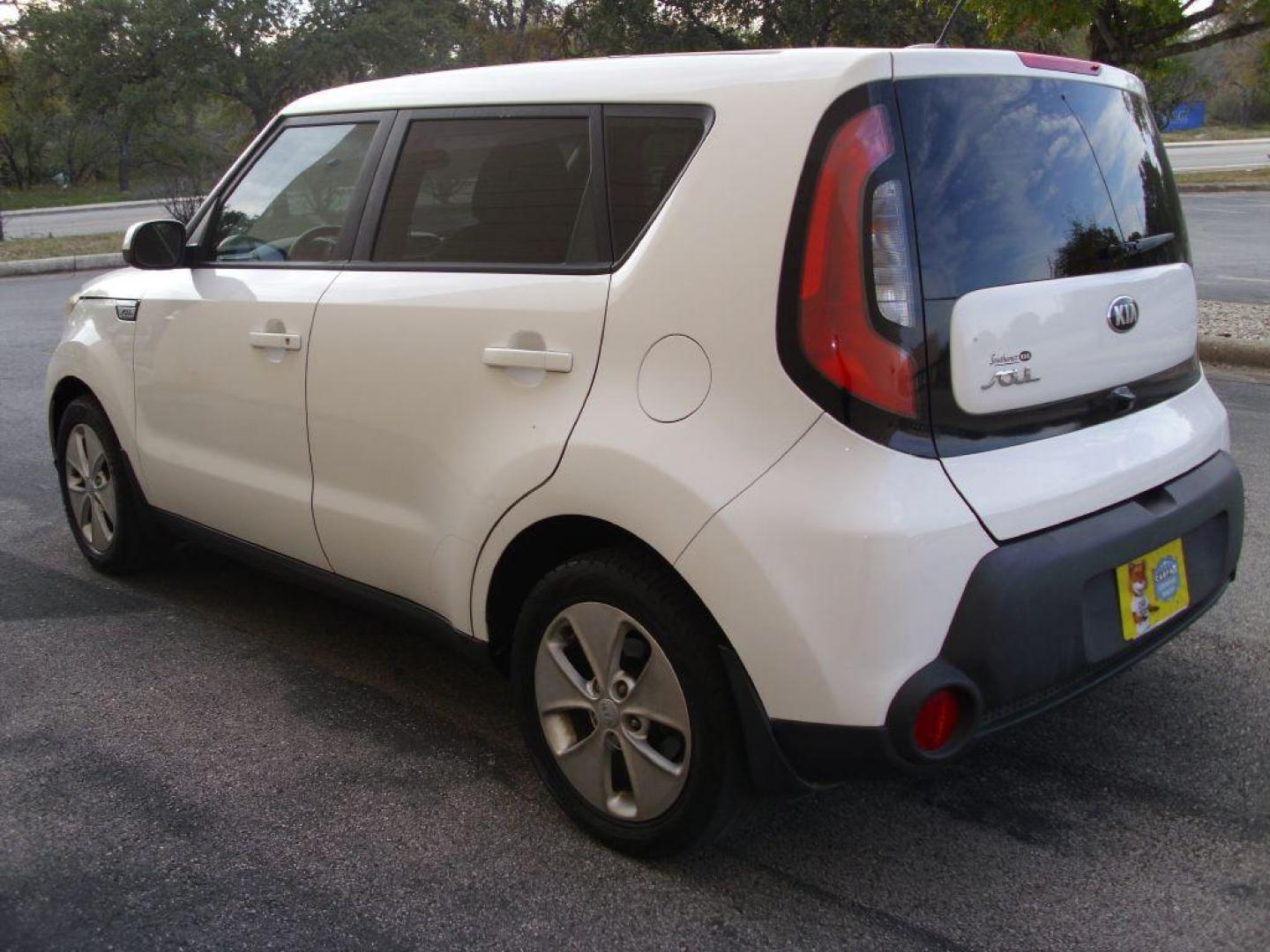 2015 WHITE KIA SOUL Wagon (KNDJN2A21F7) with an 1.6L engine, Automatic transmission, located at 12019 San Pedro Avenue, San Antonio, TX, 78216, (210) 494-5895, 29.550915, -98.491142 - We provide financing options through various third-party Credit Unions and Auto Finance Companies, including RBFCU, USAA, SSFCU, Pen Fed, Navy Fed, Credit Human Credit Union of Texas, and most other credit unions. We also work with major banks such as Capital One and Broadway Bank. Payment methods a - Photo#6