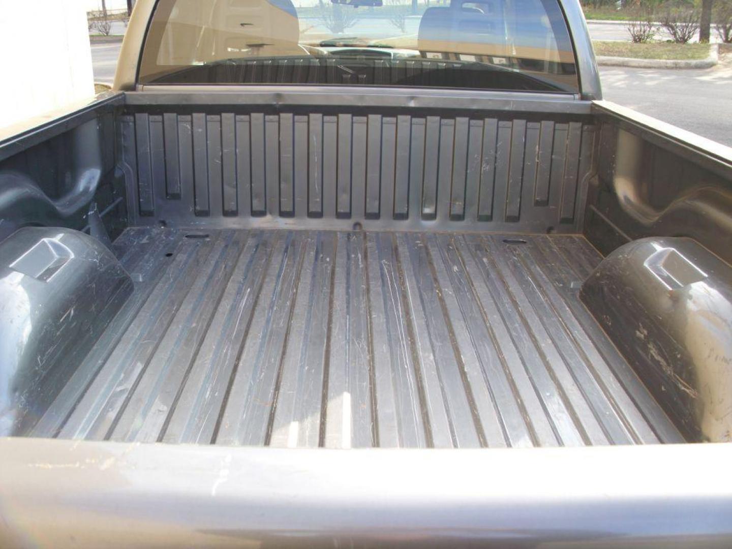 2006 GRAY DODGE DAKOTA SLT (1D7HE42N56S) with an 4.7L engine, Automatic transmission, located at 12019 San Pedro Avenue, San Antonio, TX, 78216, (210) 494-5895, 29.550915, -98.491142 - We provide financing options through various third-party Credit Unions and Auto Finance Companies, including RBFCU, USAA, SSFCU, Pen Fed, Navy Fed, Credit Human Credit Union of Texas, and most other credit unions. We also work with major banks such as Capital One and Broadway Bank. Payment methods a - Photo#7