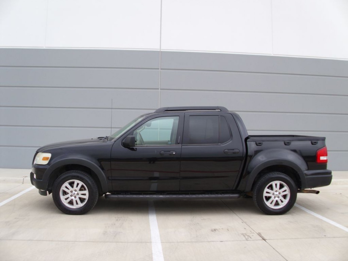 2009 BLACK FORD EXPLORER SPORT XLT (1FMEU31E49U) with an 4.0L engine, Automatic transmission, located at 2215 Harry Wurzbach Rd , San Antonio, TX, 78209, (208) 269-7240, 29.491415, -98.432098- Photo#3