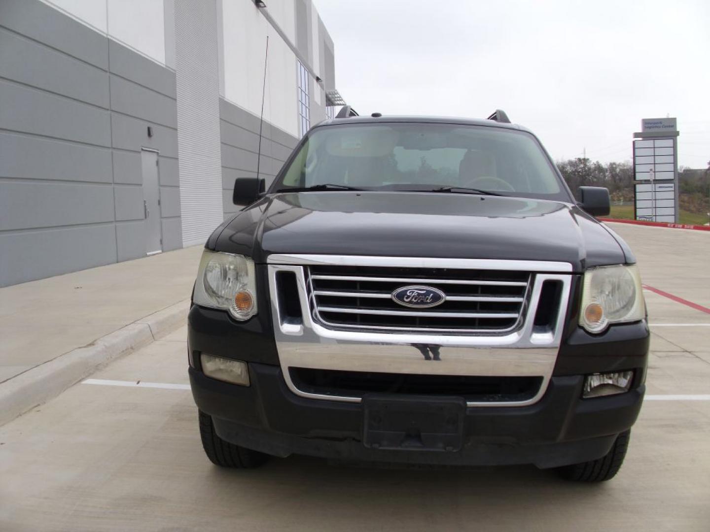 2009 BLACK FORD EXPLORER SPORT XLT (1FMEU31E49U) with an 4.0L engine, Automatic transmission, located at 2215 Harry Wurzbach Rd , San Antonio, TX, 78209, (208) 269-7240, 29.491415, -98.432098- Photo#4