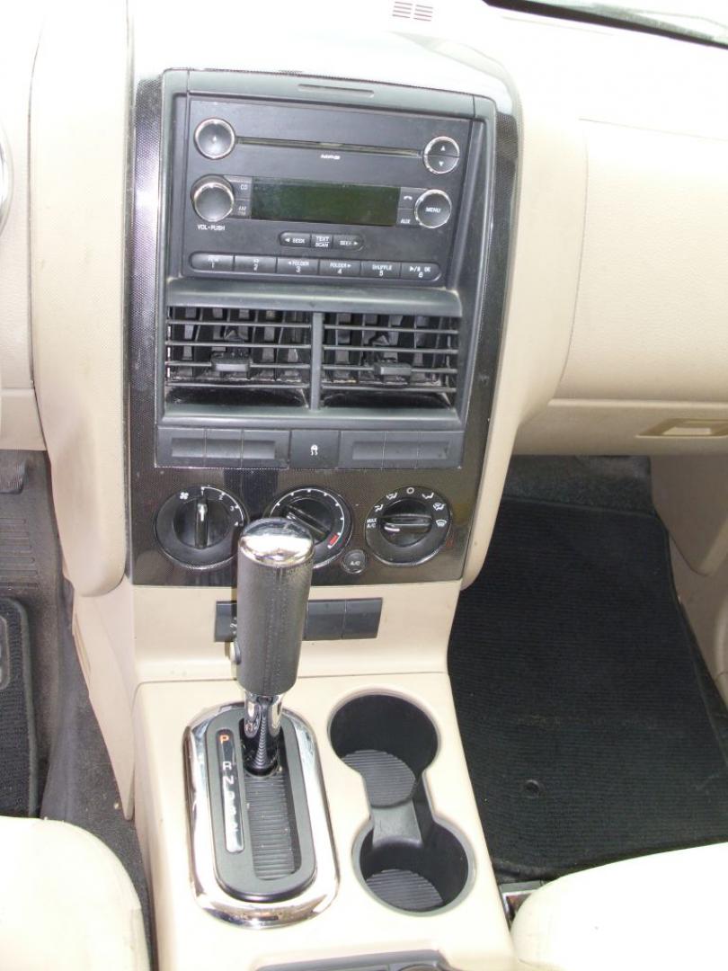 2009 BLACK FORD EXPLORER SPORT XLT (1FMEU31E49U) with an 4.0L engine, Automatic transmission, located at 2215 Harry Wurzbach Rd , San Antonio, TX, 78209, (208) 269-7240, 29.491415, -98.432098- Photo#9
