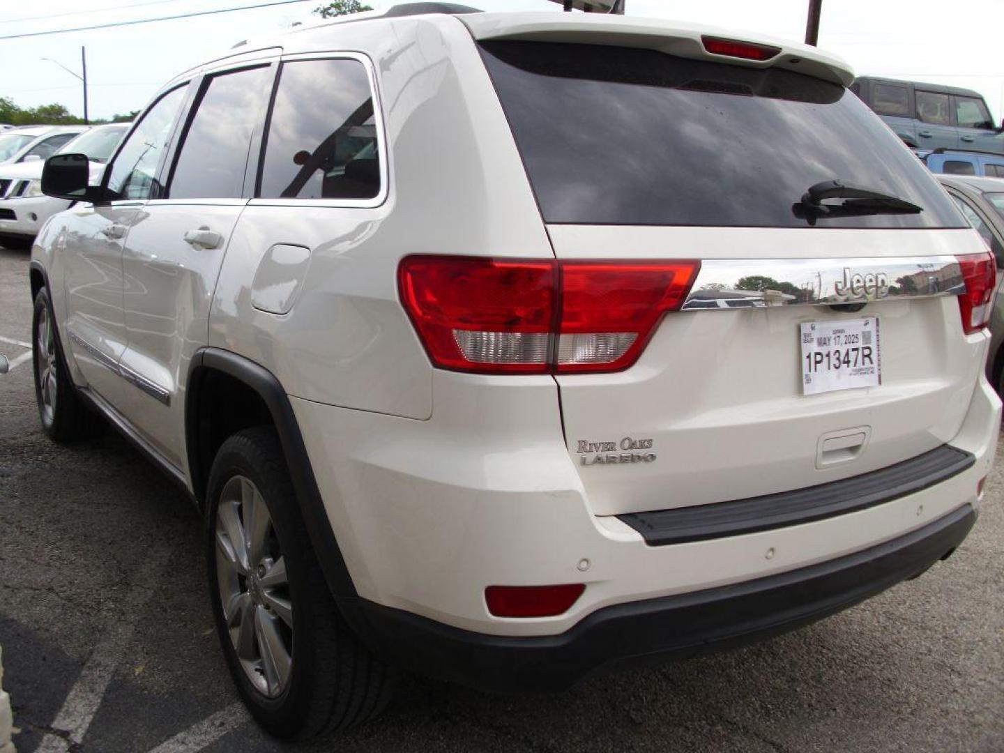 2012 WHITE JEEP GRAND CHEROKEE LAREDO (1C4RJEAG1CC) with an 3.6L engine, Automatic transmission, located at 12019 San Pedro Avenue, San Antonio, TX, 78216, (208) 269-7240, 29.550915, -98.491142 - We provide financing options through various third-party Credit Unions and Auto Finance Companies, including RBFCU, USAA, SSFCU, Pen Fed, Navy Fed, Credit Human Credit Union of Texas, and most other credit unions. We also work with major banks such as Capital One and Broadway Bank. Payment methods a - Photo#4