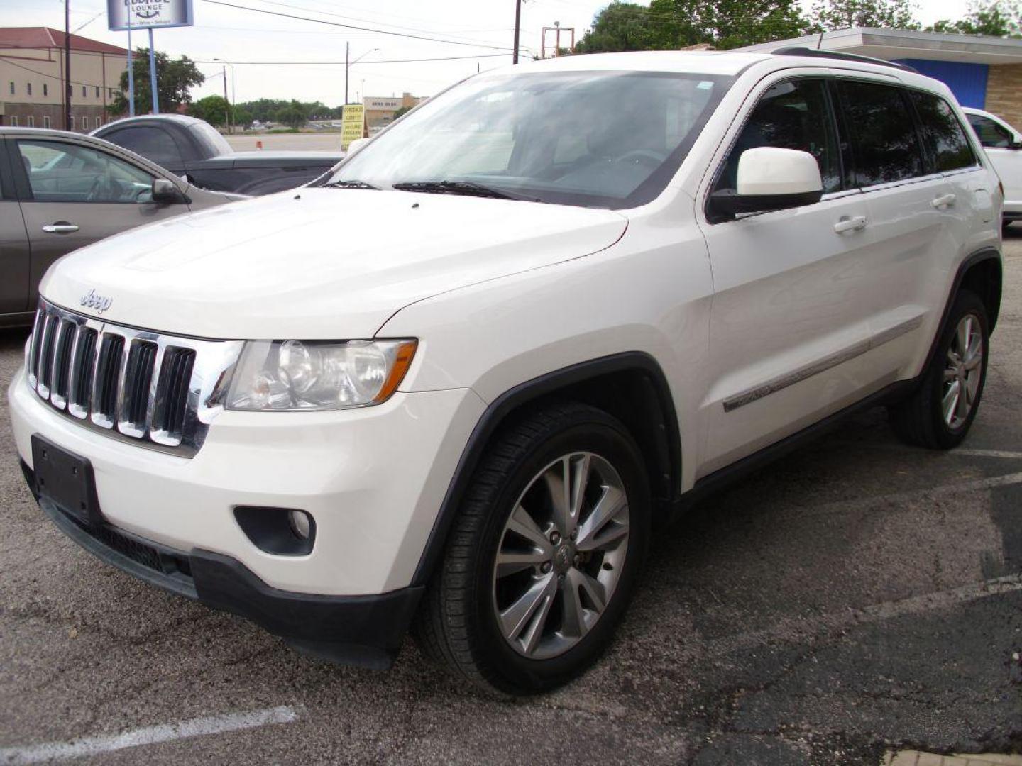 2012 WHITE JEEP GRAND CHEROKEE LAREDO (1C4RJEAG1CC) with an 3.6L engine, Automatic transmission, located at 12019 San Pedro Avenue, San Antonio, TX, 78216, (208) 269-7240, 29.550915, -98.491142 - We provide financing options through various third-party Credit Unions and Auto Finance Companies, including RBFCU, USAA, SSFCU, Pen Fed, Navy Fed, Credit Human Credit Union of Texas, and most other credit unions. We also work with major banks such as Capital One and Broadway Bank. Payment methods a - Photo#5