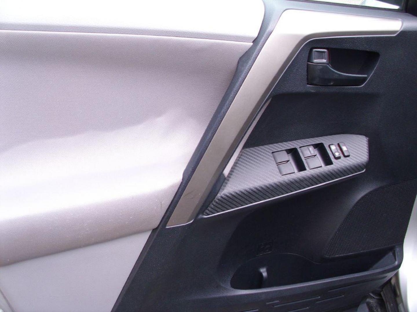 2013 SILVER TOYOTA RAV4 LE (2T3BFREV1DW) with an 2.5L engine, Automatic transmission, located at 12019 San Pedro Avenue, San Antonio, TX, 78216, (208) 269-7240, 29.550915, -98.491142 - GREAT 4WD/AWD VEHICLE !! NO Accidents or Damages!! Only 2 Previous Owners, Bluetooth Technology, Cloth Seats, Rear View Camera, Running Boards, Air Conditioning; Power Windows; Power Locks; Power Steering; Tilt Wheel; AM/FM CD/MP3; Immobilizer; Keyless Entry; Alarm; Daytime Running Lights; Dual Fron - Photo#9