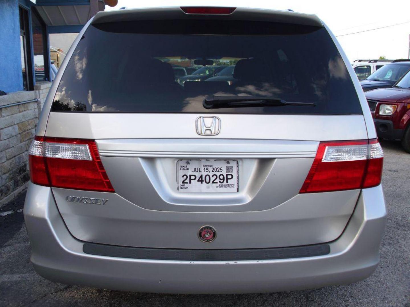 2007 SILVER HONDA ODYSSEY EX (5FNRL384X7B) with an 3.5L engine, Automatic transmission, San Antonio, TX, 78216, (208) 269-7240, 29.424601, -98.495140 - SPACIOUS SUV; FOLD- AWAY THIRD ROW; Rear Sunshade; Quad Seats; Rear Air Conditioning; Alloy Wheels; Cloth Seats; Air Conditioning; Power Windows; Power Locks; Power Steering; Tilt Wheel; AM/FM CD; Immobilizer; Keyless Entry; Alarm; Dual Front Airbags; Side Airbags; Head Airbags; Rear Head Airbags; A - Photo#4