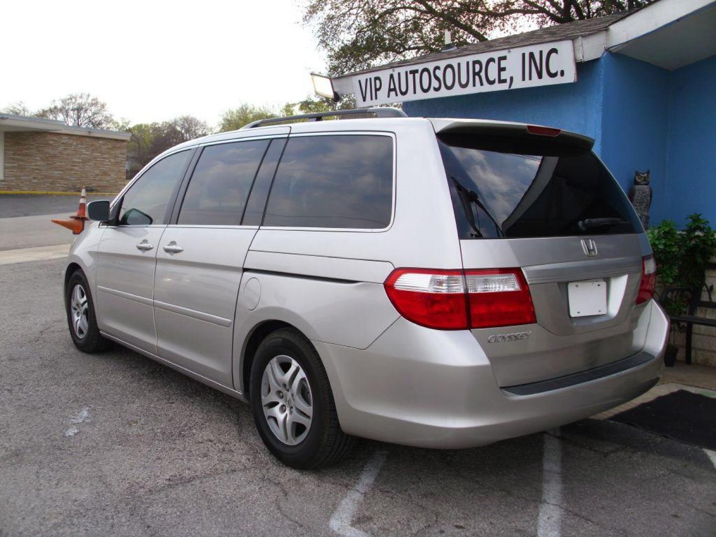 2007 SILVER HONDA ODYSSEY EX (5FNRL384X7B) with an 3.5L engine, Automatic transmission, located at 2215 Harry Wurzbach Rd , San Antonio, TX, 78209, (208) 269-7240, 29.491415, -98.432098 - SPACIOUS SUV; FOLD- AWAY THIRD ROW; Rear Sunshade; Quad Seats; Rear Air Conditioning; Alloy Wheels; Cloth Seats; Air Conditioning; Power Windows; Power Locks; Power Steering; Tilt Wheel; AM/FM CD; Immobilizer; Keyless Entry; Alarm; Dual Front Airbags; Side Airbags; Head Airbags; Rear Head Airbags; A - Photo#5