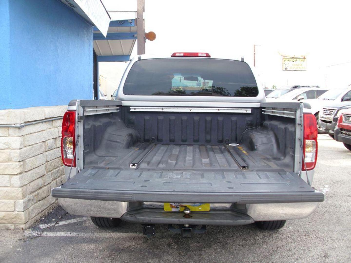 2006 SILVER NISSAN FRONTIER SE (1N6AD07U76C) with an 4.0L engine, Automatic transmission, San Antonio, TX, 78216, (208) 269-7240, 29.424601, -98.495140 - We provide financing options through various third-party Credit Unions and Auto Finance Companies, including RBFCU, USAA, SSFCU, Pen Fed, Navy Fed, Credit Human Credit Union of Texas, and most other credit unions. We also work with major banks such as Capital One and Broadway Bank. Payment methods a - Photo#5