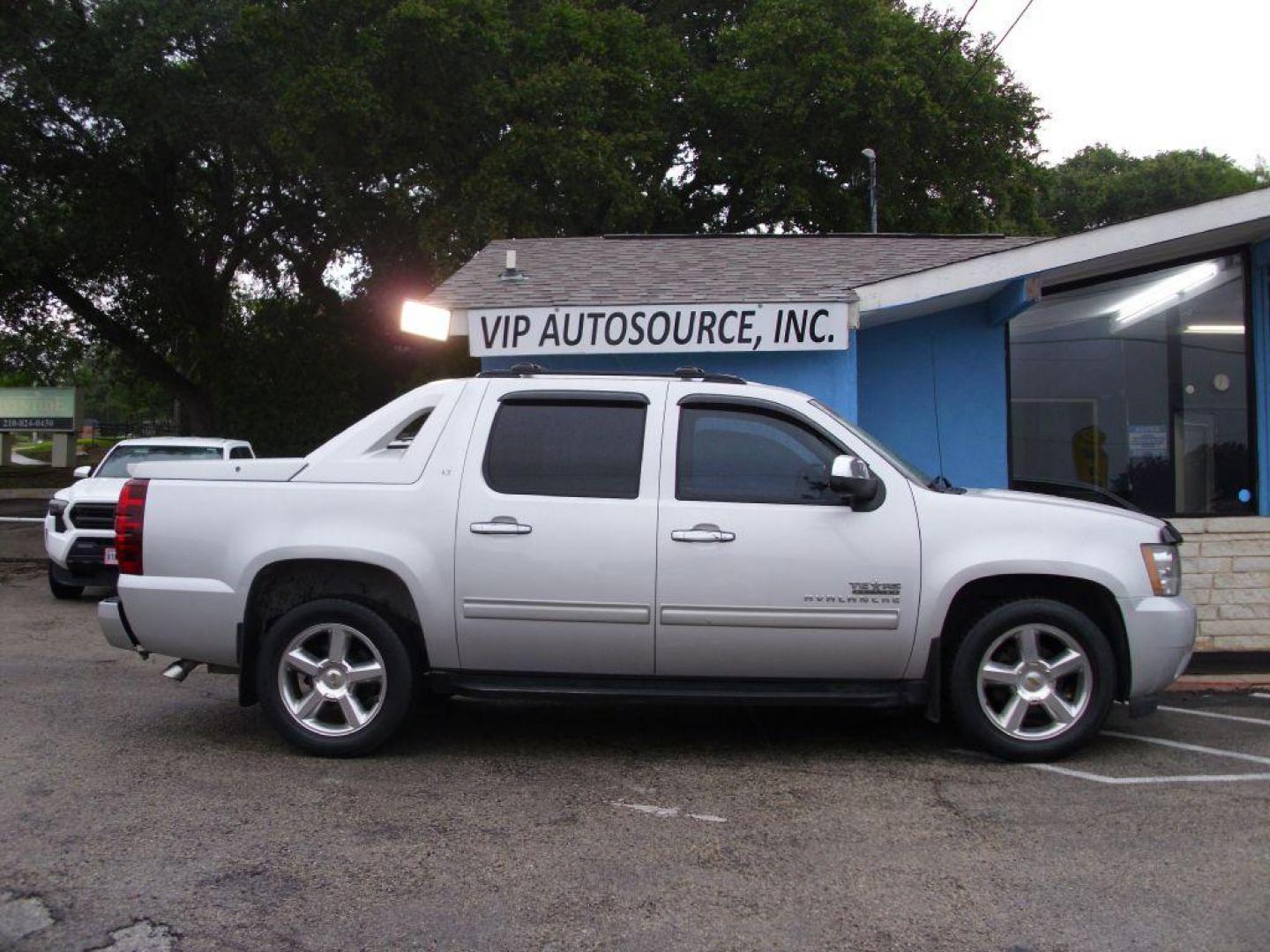 2011 SILVER CHEVROLET AVALANCHE LT (3GNMCFE01BG) with an 5.3L engine, Automatic transmission, located at 12019 San Pedro Ave., San Antonio, TX, 78216, (208) 269-7240, 29.545015, -98.490662 - Photo#0