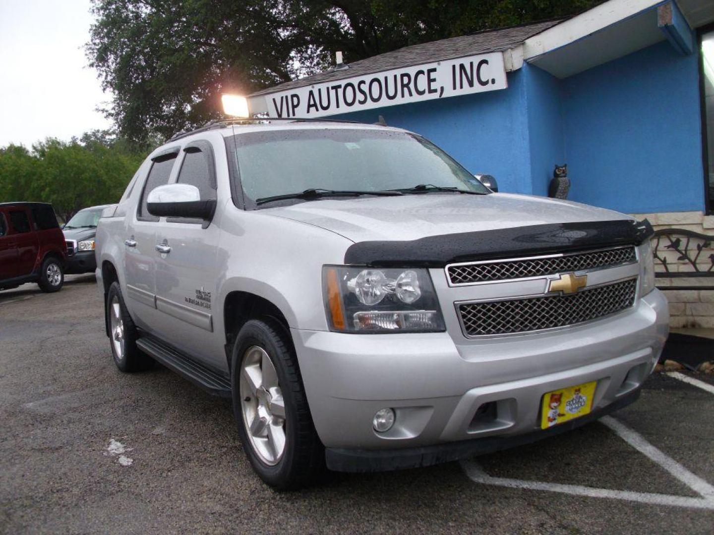 2011 SILVER CHEVROLET AVALANCHE LT (3GNMCFE01BG) with an 5.3L engine, Automatic transmission, located at 12019 San Pedro Ave., San Antonio, TX, 78216, (208) 269-7240, 29.545015, -98.490662 - Photo#1