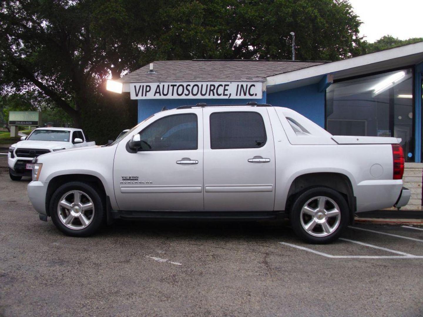 2011 SILVER CHEVROLET AVALANCHE LT (3GNMCFE01BG) with an 5.3L engine, Automatic transmission, located at 12019 San Pedro Ave., San Antonio, TX, 78216, (208) 269-7240, 29.545015, -98.490662 - Photo#2