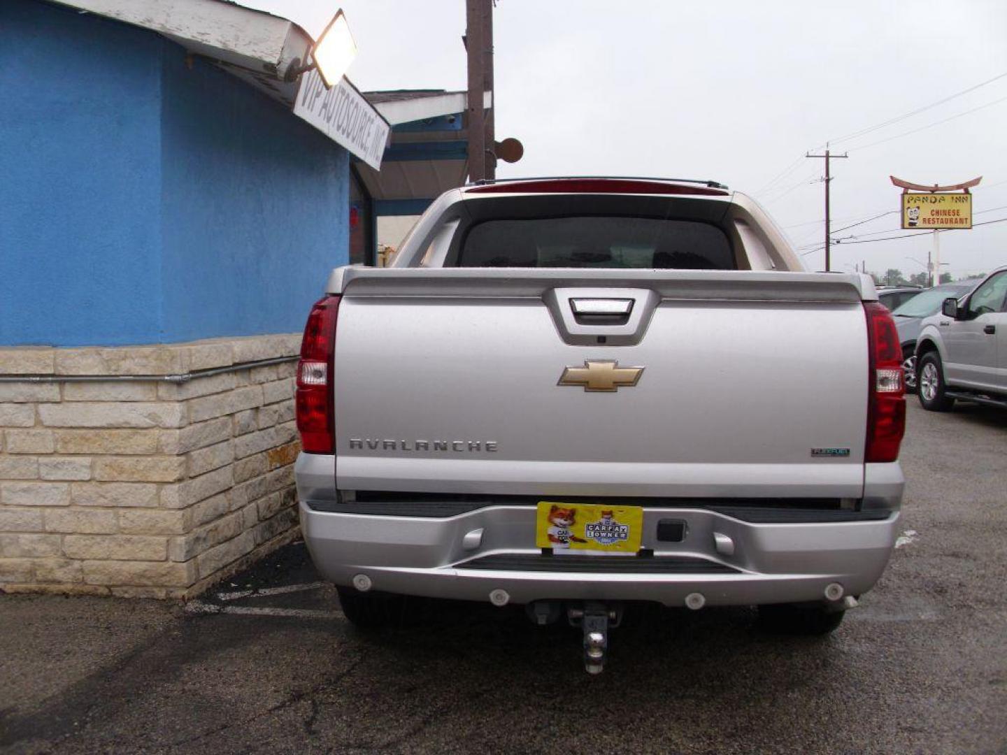 2011 SILVER CHEVROLET AVALANCHE LT (3GNMCFE01BG) with an 5.3L engine, Automatic transmission, located at 12019 San Pedro Ave., San Antonio, TX, 78216, (208) 269-7240, 29.545015, -98.490662 - Photo#5