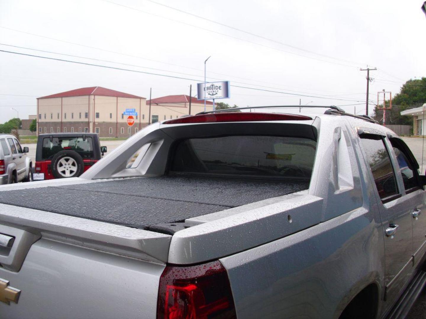 2011 SILVER CHEVROLET AVALANCHE LT (3GNMCFE01BG) with an 5.3L engine, Automatic transmission, located at 12019 San Pedro Ave., San Antonio, TX, 78216, (208) 269-7240, 29.545015, -98.490662 - Photo#6