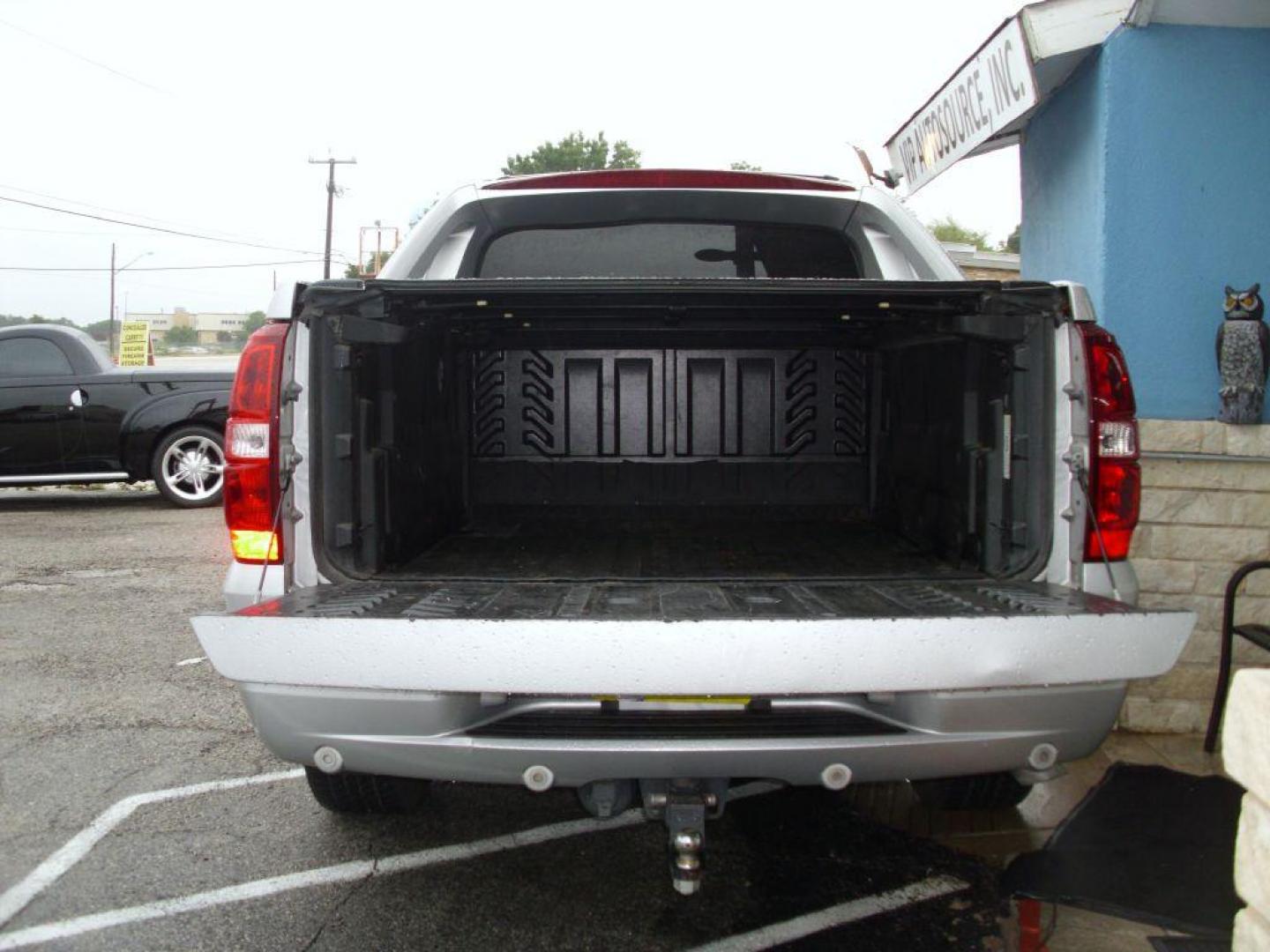 2011 SILVER CHEVROLET AVALANCHE LT (3GNMCFE01BG) with an 5.3L engine, Automatic transmission, located at 12019 San Pedro Ave., San Antonio, TX, 78216, (208) 269-7240, 29.545015, -98.490662 - Photo#7