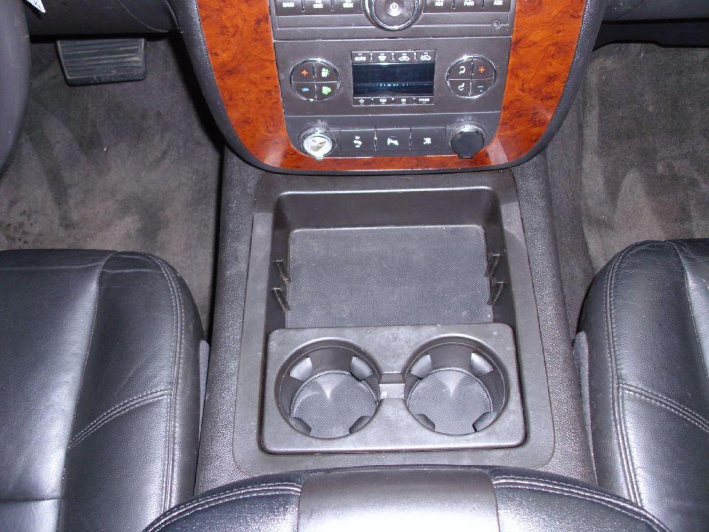 2011 SILVER CHEVROLET AVALANCHE LT (3GNMCFE01BG) with an 5.3L engine, Automatic transmission, located at 12019 San Pedro Ave., San Antonio, TX, 78216, (208) 269-7240, 29.545015, -98.490662 - Photo#9