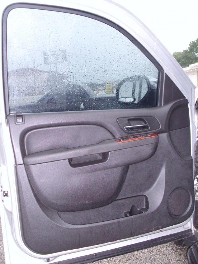 2011 SILVER CHEVROLET AVALANCHE LT (3GNMCFE01BG) with an 5.3L engine, Automatic transmission, located at 12019 San Pedro Ave., San Antonio, TX, 78216, (208) 269-7240, 29.545015, -98.490662 - Photo#10