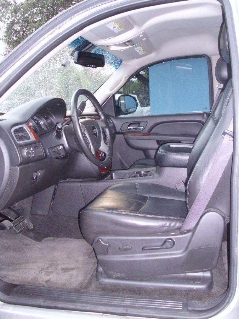 2011 SILVER CHEVROLET AVALANCHE LT (3GNMCFE01BG) with an 5.3L engine, Automatic transmission, located at 12019 San Pedro Ave., San Antonio, TX, 78216, (208) 269-7240, 29.545015, -98.490662 - Photo#11