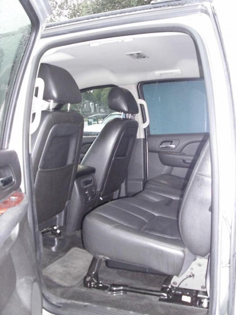 2011 SILVER CHEVROLET AVALANCHE LT (3GNMCFE01BG) with an 5.3L engine, Automatic transmission, located at 12019 San Pedro Ave., San Antonio, TX, 78216, (208) 269-7240, 29.545015, -98.490662 - Photo#12