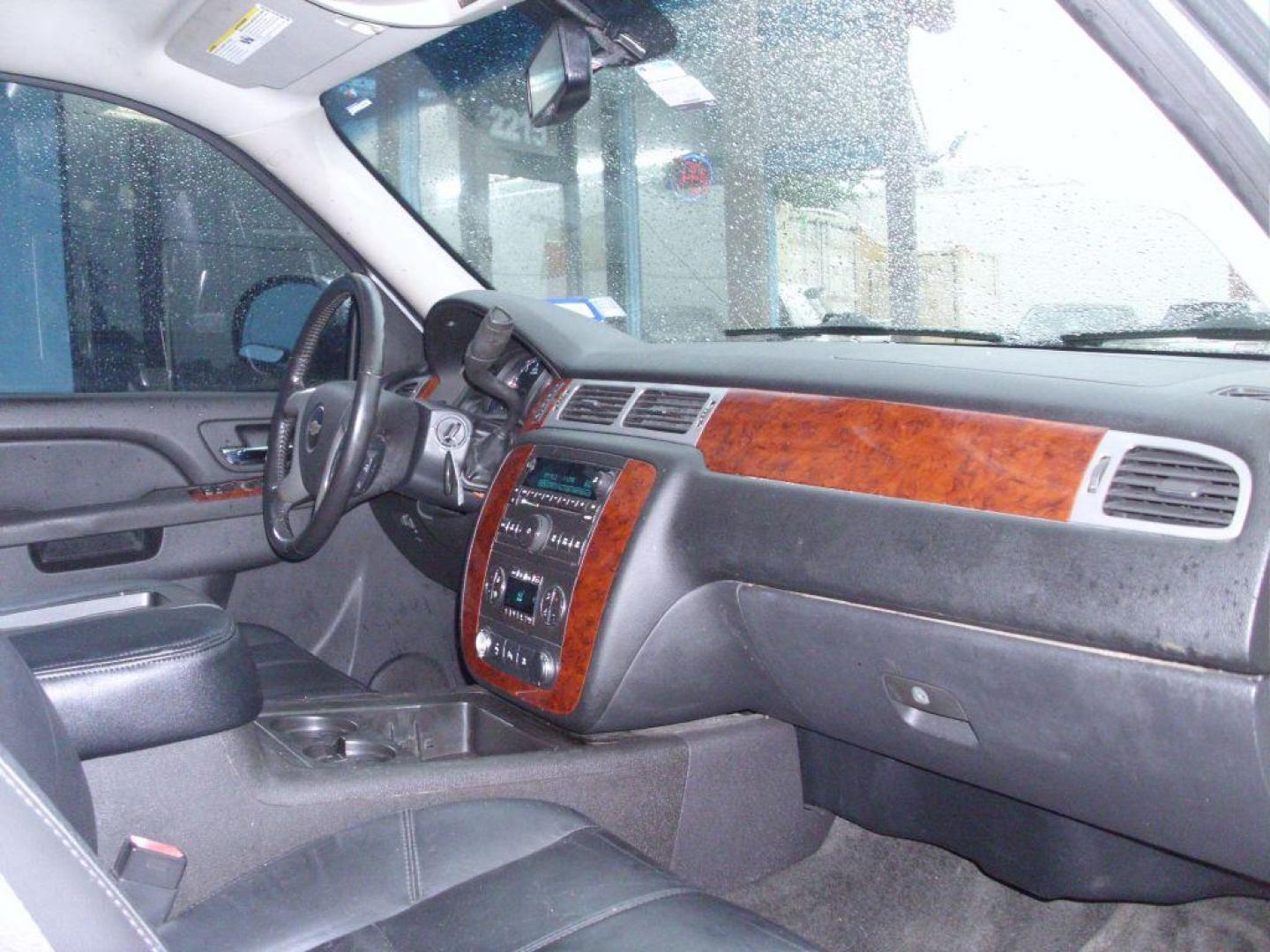 2011 SILVER CHEVROLET AVALANCHE LT (3GNMCFE01BG) with an 5.3L engine, Automatic transmission, located at 12019 San Pedro Ave., San Antonio, TX, 78216, (208) 269-7240, 29.545015, -98.490662 - Photo#16