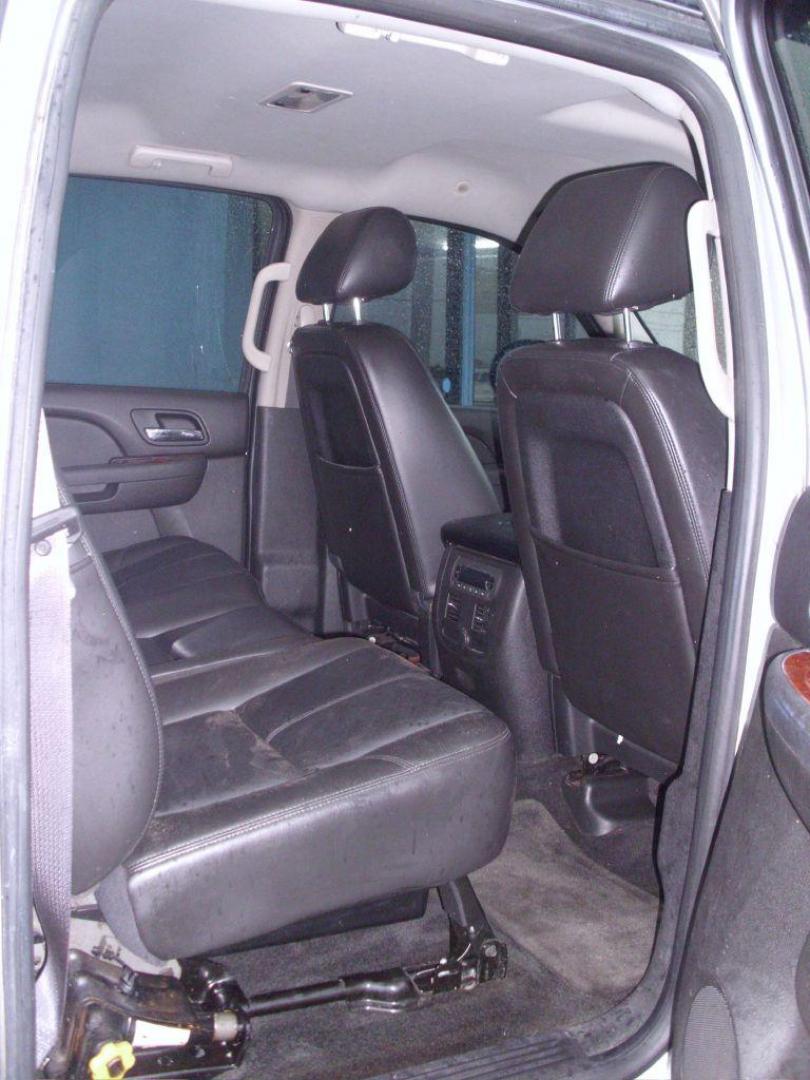2011 SILVER CHEVROLET AVALANCHE LT (3GNMCFE01BG) with an 5.3L engine, Automatic transmission, located at 12019 San Pedro Ave., San Antonio, TX, 78216, (208) 269-7240, 29.545015, -98.490662 - Photo#17