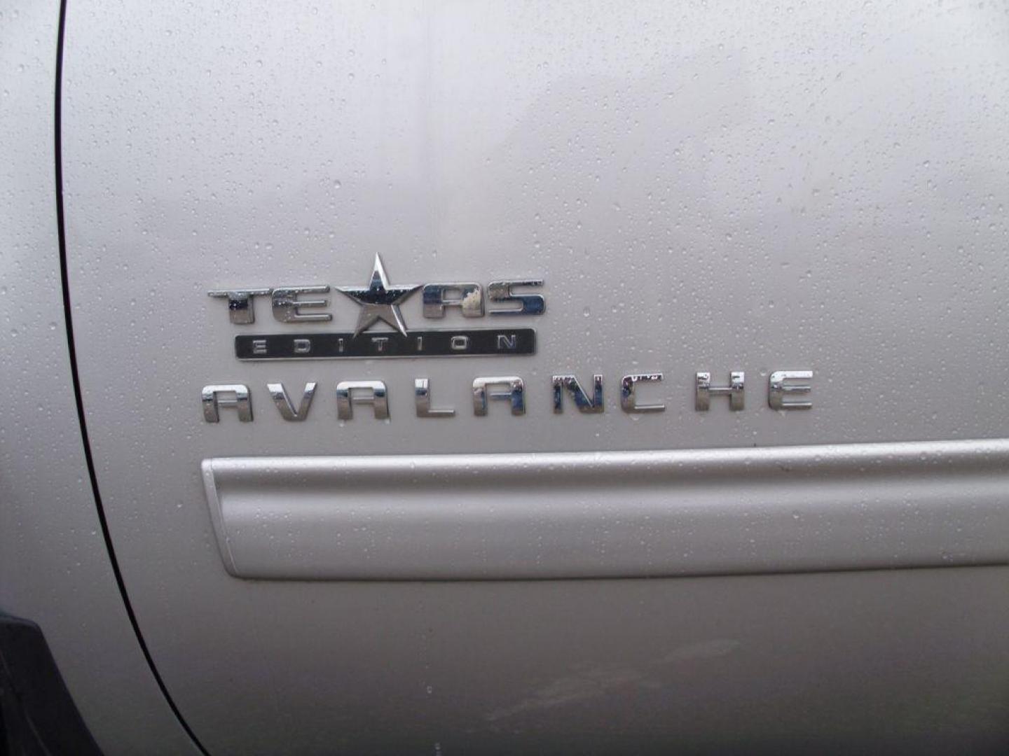 2011 SILVER CHEVROLET AVALANCHE LT (3GNMCFE01BG) with an 5.3L engine, Automatic transmission, located at 12019 San Pedro Ave., San Antonio, TX, 78216, (208) 269-7240, 29.545015, -98.490662 - Photo#20