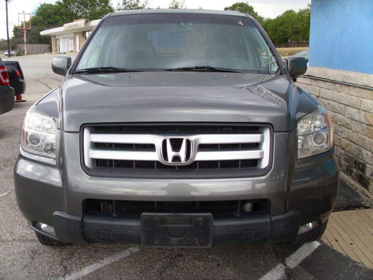 2007 GRAY HONDA PILOT EXL (2HKYF18777H) with an 3.5L engine, Automatic transmission, located at 2215 Harry Wurzbach Rd , San Antonio, TX, 78209, (208) 269-7240, 29.491415, -98.432098 - GREAT VEHICLE FOR ROAD TRIPS! 4WD/AWD- ALLOY WHEELS- FOLD AWAY THIRD ROW! ONE OWNER!! Front Seat Heaters; Leather Seats; Navigation System; Rear View Camera; Sunroof(s); Air Conditioning; Power Windows; Power Locks; Power Steering; Tilt Wheel; AM/FM CD; Satellite; AM/FM CD/DVD; Immobilizer; Keyless - Photo#3