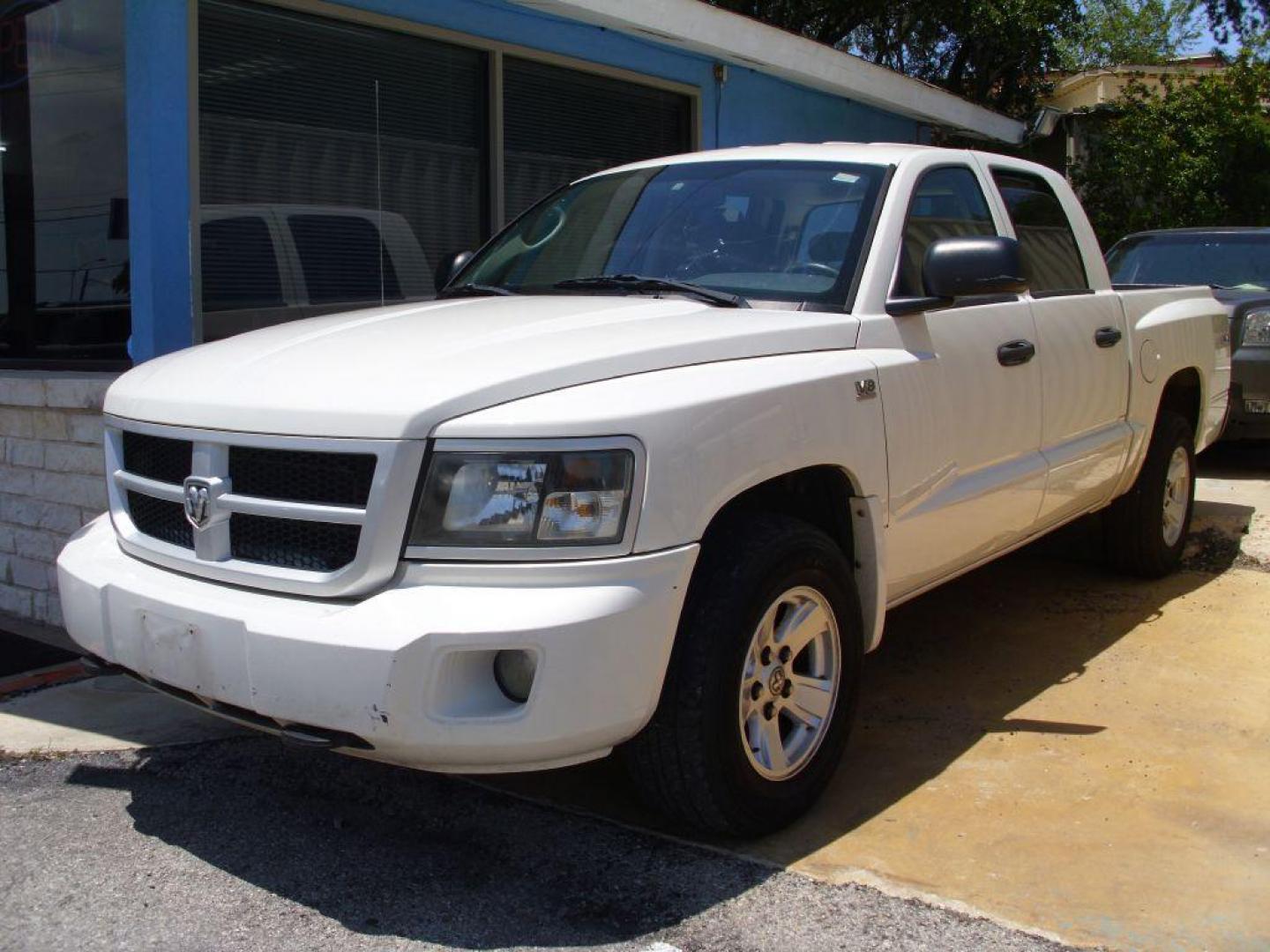 2009 WHITE DODGE DAKOTA SXT (1D3HW38P39S) with an 4.7L engine, Automatic transmission, located at 2215 Harry Wurzbach Rd , San Antonio, TX, 78209, (208) 269-7240, 29.491415, -98.432098 - 4X4- LOW MILEAGE WITH ALLOY WHEELS! Cloth Seats, Tow Hitch, Air Conditioning; Power Windows; Power Locks; Power Steering; Tilt Wheel; AM/FM CD/MP3; Satellite; Active keyless entry; Available; Dual Air Bags Front and Sides; Active Belts; Crew Cab; Regular Bed; All Wheel ABS; 1/2 Ton. We provide - Photo#2