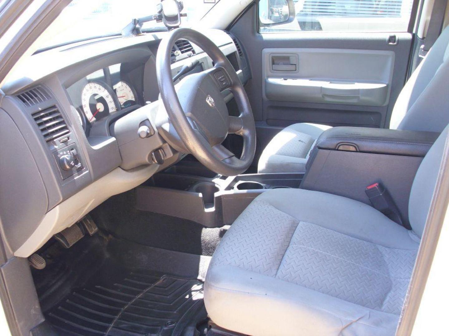 2009 WHITE DODGE DAKOTA SXT (1D3HW38P39S) with an 4.7L engine, Automatic transmission, located at 2215 Harry Wurzbach Rd , San Antonio, TX, 78209, (208) 269-7240, 29.491415, -98.432098 - 4X4- LOW MILEAGE WITH ALLOY WHEELS! Cloth Seats, Tow Hitch, Air Conditioning; Power Windows; Power Locks; Power Steering; Tilt Wheel; AM/FM CD/MP3; Satellite; Active keyless entry; Available; Dual Air Bags Front and Sides; Active Belts; Crew Cab; Regular Bed; All Wheel ABS; 1/2 Ton. We provide - Photo#9
