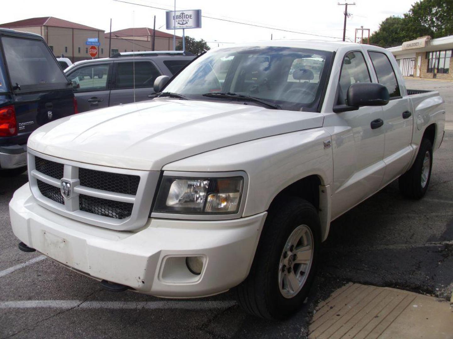 2009 WHITE DODGE DAKOTA SXT (1D3HW38P39S) with an 4.7L engine, Automatic transmission, located at 2215 Harry Wurzbach Rd , San Antonio, TX, 78209, (208) 269-7240, 29.491415, -98.432098 - 4X4- LOW MILEAGE WITH ALLOY WHEELS! Cloth Seats, Tow Hitch, Air Conditioning; Power Windows; Power Locks; Power Steering; Tilt Wheel; AM/FM CD/MP3; Satellite; Active keyless entry; Available; Dual Air Bags Front and Sides; Active Belts; Crew Cab; Regular Bed; All Wheel ABS; 1/2 Ton. We provide - Photo#1