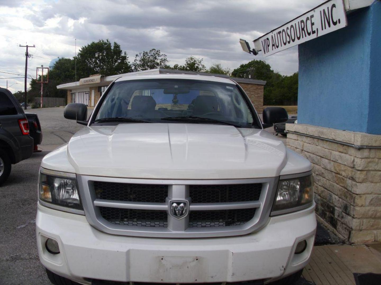 2009 WHITE DODGE DAKOTA SXT (1D3HW38P39S) with an 4.7L engine, Automatic transmission, located at 2215 Harry Wurzbach Rd , San Antonio, TX, 78209, (208) 269-7240, 29.491415, -98.432098 - 4X4- LOW MILEAGE WITH ALLOY WHEELS! Cloth Seats, Tow Hitch, Air Conditioning; Power Windows; Power Locks; Power Steering; Tilt Wheel; AM/FM CD/MP3; Satellite; Active keyless entry; Available; Dual Air Bags Front and Sides; Active Belts; Crew Cab; Regular Bed; All Wheel ABS; 1/2 Ton. We provide - Photo#3